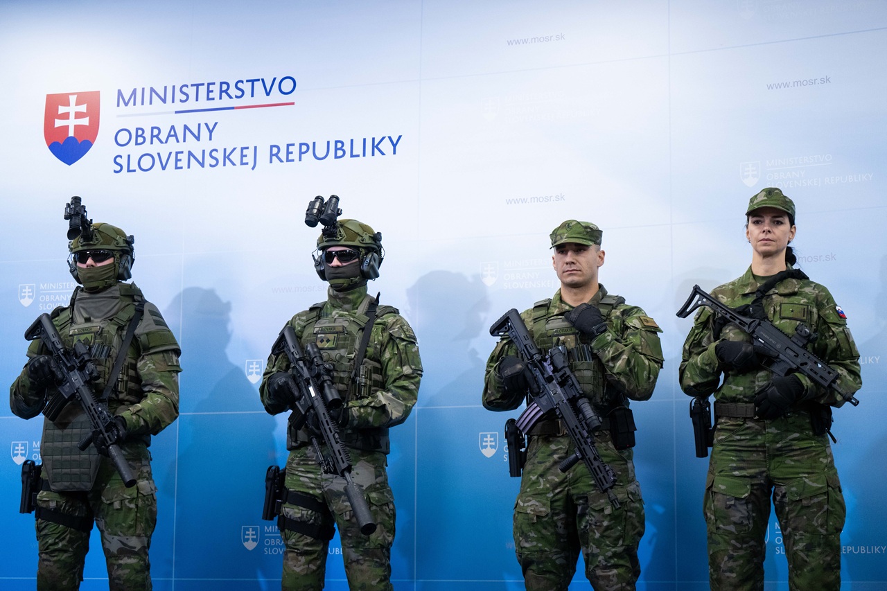 ýstroj výzbroj uniformy