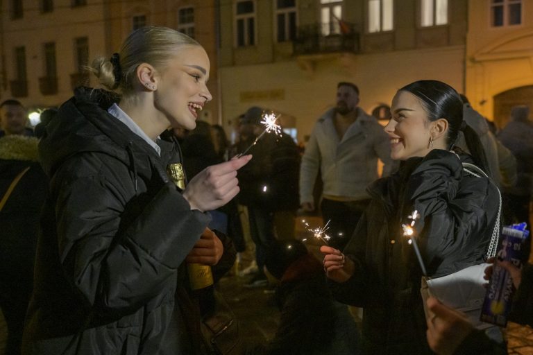 Košice oslavy nový rok 2025 ľudia Silvester