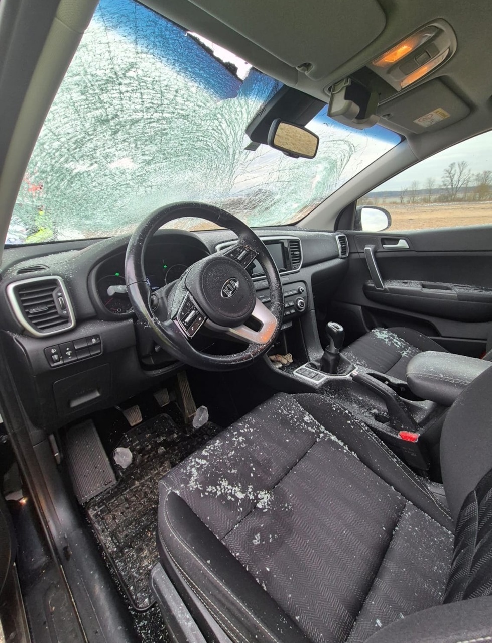 Spadnutý kus ľadu z kamióna zranil na Záhorí ženu v osobnom aute