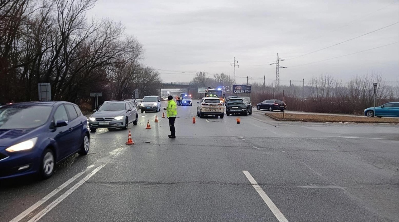 Pre nehodu na križovatke Valaliky-Barca je cesta do Košíc neprejazdná