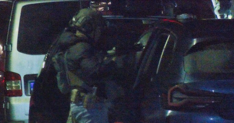 Otec odmietal vydať deti, v Golianove zasahovala polícia osem hodín