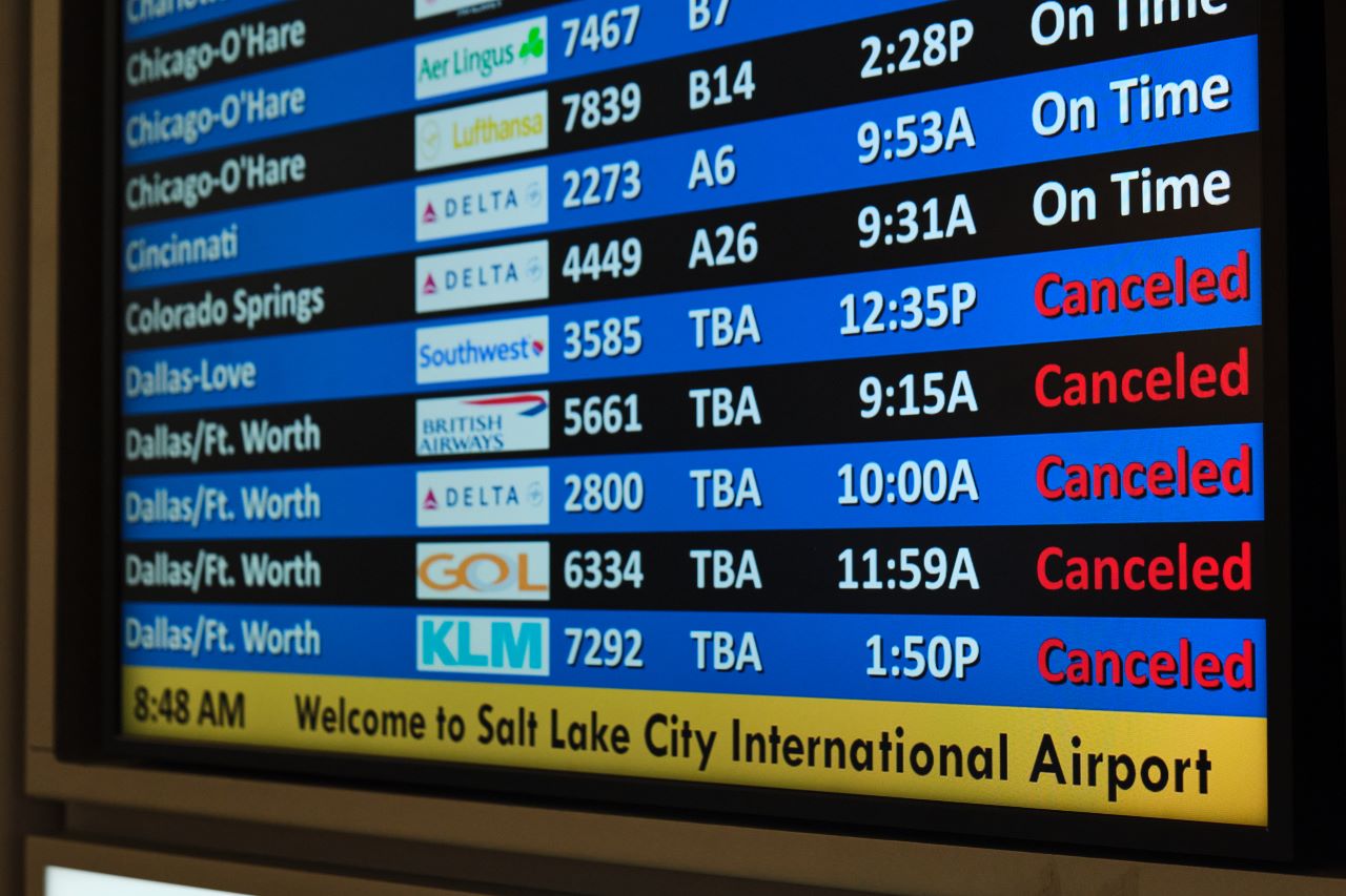 Na snímke tabuľa so zrušenými letmi zo Salt Lake City do Dallasu pre snehovú búrku na medzinárodnom letisku dňa 24. januára 2026