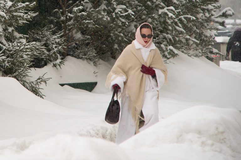 Na snímke žena kráča okolo kôp snehu po silnom snežení v Moskve vo štvrtok 29. januára 2026