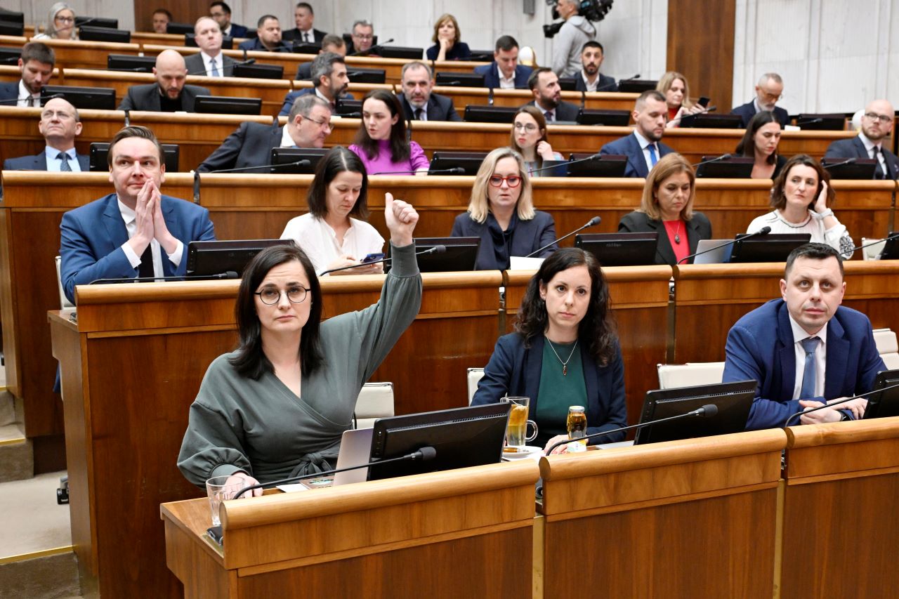 Na snímke záber z rozpravy k odvolávaniu viacerých ministrov SR a na vyslovenie nedôvery vláde v rokovacej sále NR SR 4. februára 2026 v Bratislave