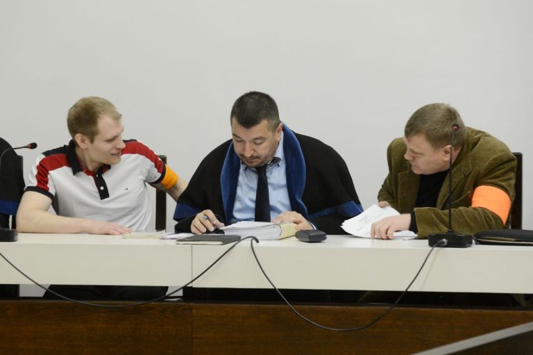 Na snímke obžalovaní Sergej S. (prvý sprava) a Alexander S. (prvý zľava
