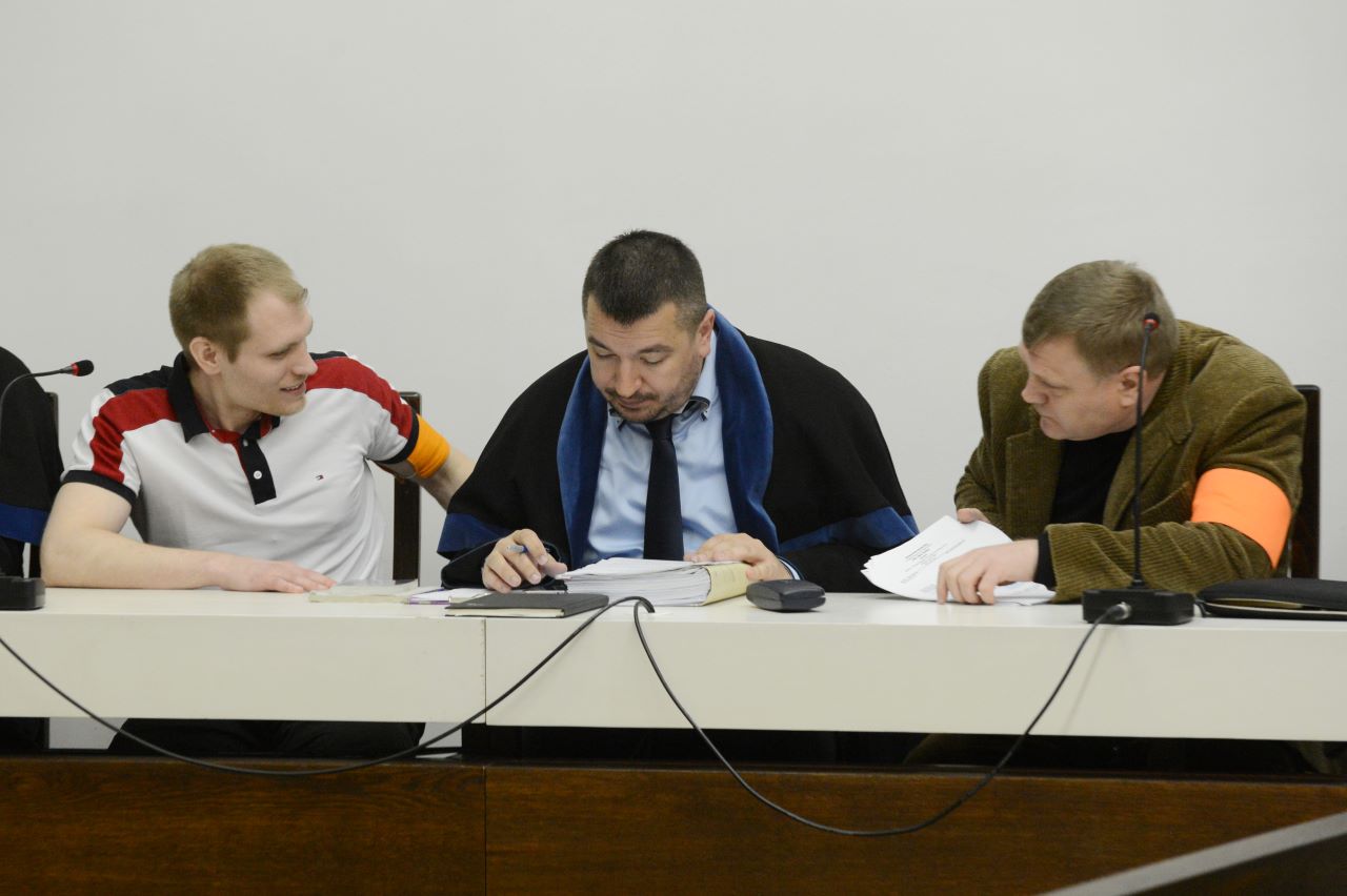 Na snímke obžalovaní Sergej S. (prvý sprava) a Alexander S. (prvý zľava