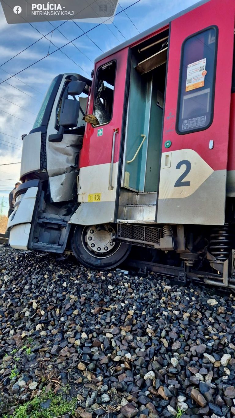 TRAGICKÁ NEHODA NA ŽELEZNIČNOM PRIECESTÍ V NOVÝCH ZÁMKOCH