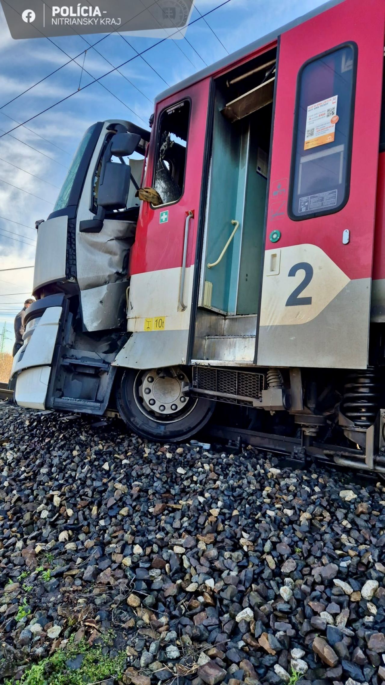TRAGICKÁ NEHODA NA ŽELEZNIČNOM PRIECESTÍ V NOVÝCH ZÁMKOCH