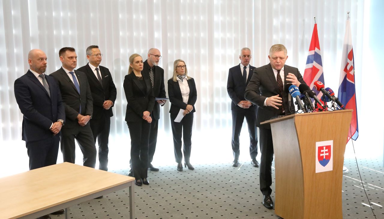 Na snímke predseda vlády SR Robert Fico počas tlačovej konferencie v spoločnosti Slovalco, a. s. v Žiari nad Hronom