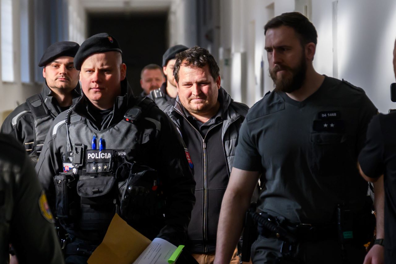 Na snímke obvinený Pavol Ď. (uprostred)