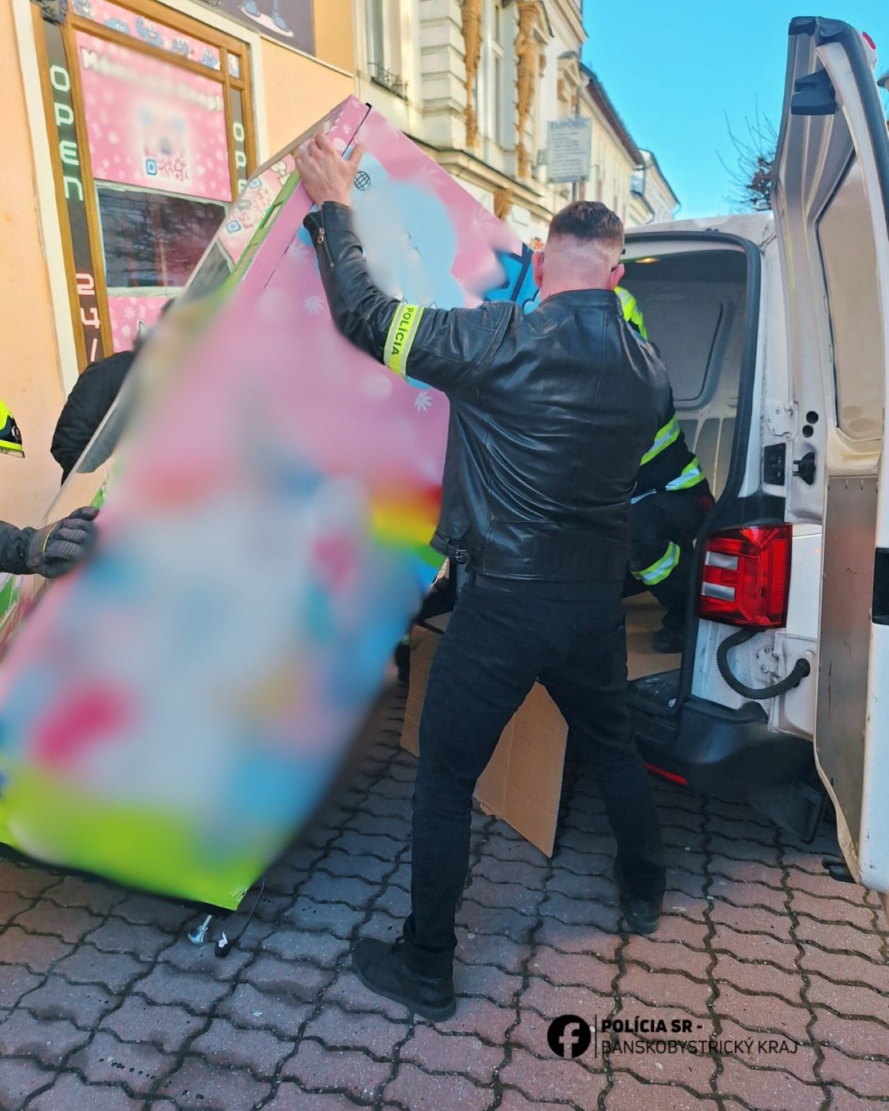 Na snímke zaistený predajný automat