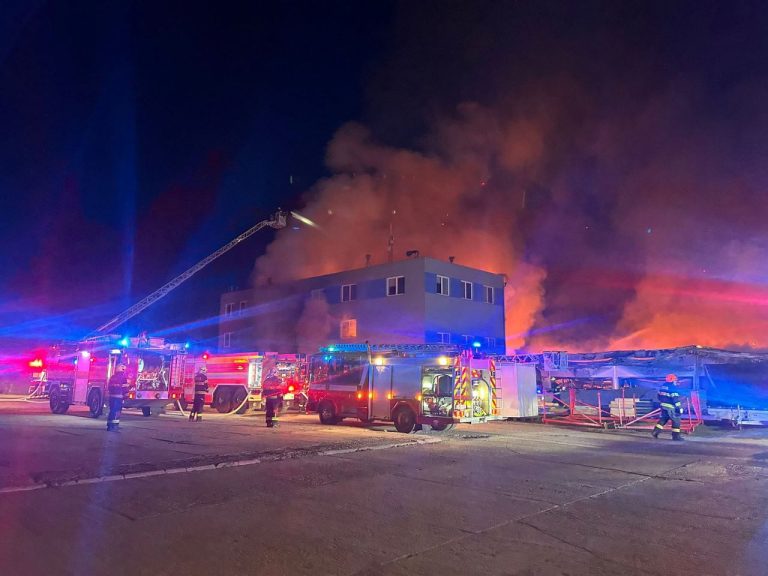 požiar skladu v Pardubiciach