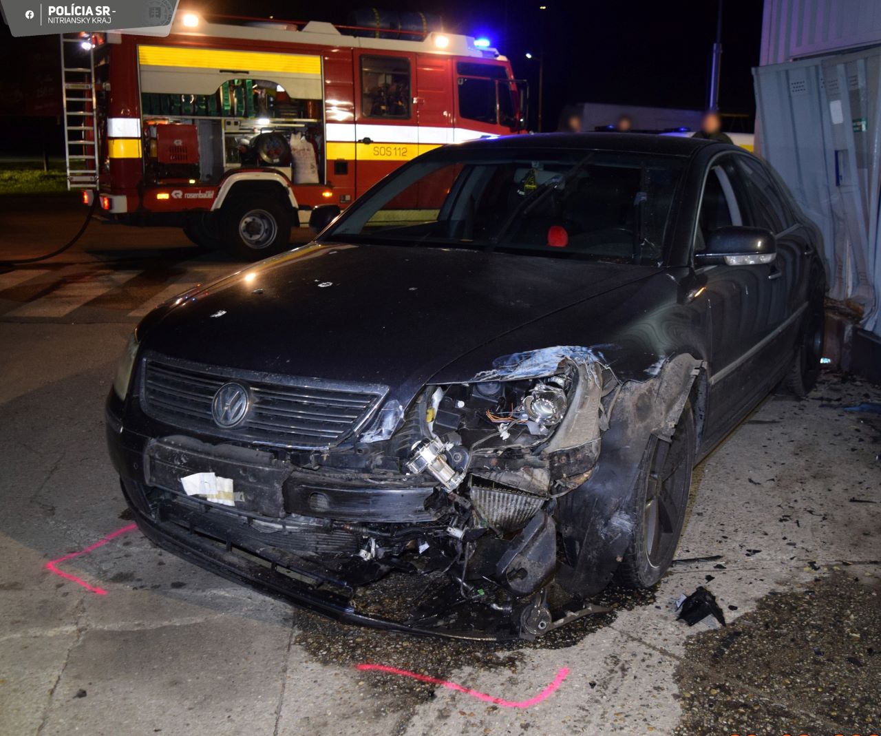 vozidlo Volkswagen Phaeton narazilo do rohu budovy hypermarketu