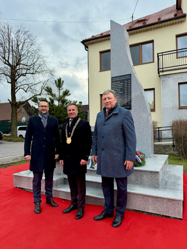 Záber z odhalenia pamätníka Slovenského národného povstania/ Foto: FB - Ján Blcháč