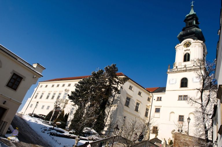 Nitriansky hrad, vpravo je Katedrála sv. Emeráma.