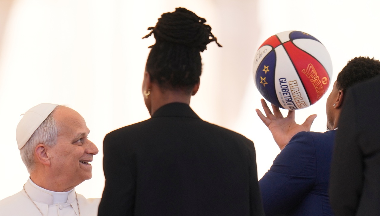 pápež basketbal-jd2026041008