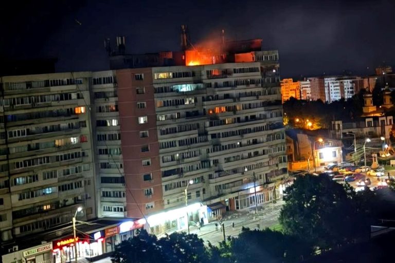 budova po zasiahnutí dronom