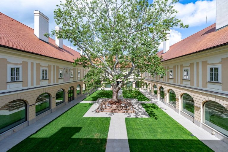 Biskupský kaštieľ v meste Žiar nad Hronom