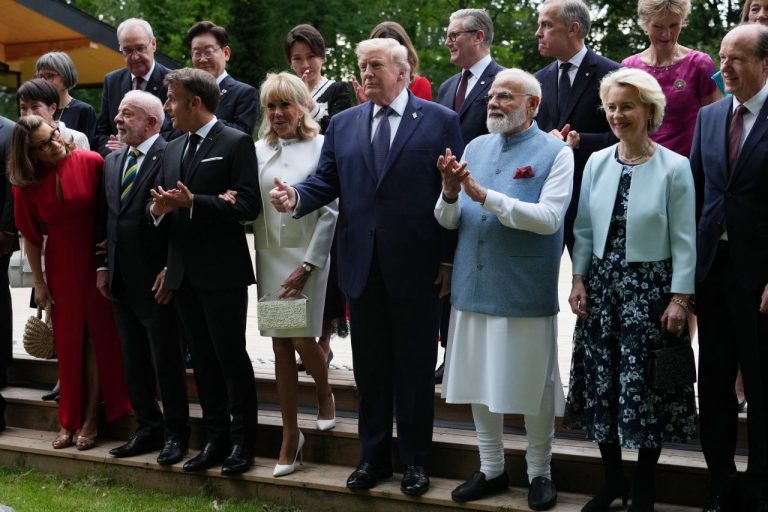 Americký prezident Donald Trump a ďalší lídri pózujú počas skupinovej fotografie lídrov na samite G7 v utorok 16. júna 2026 v Evian-les-Bains vo Francúzsku