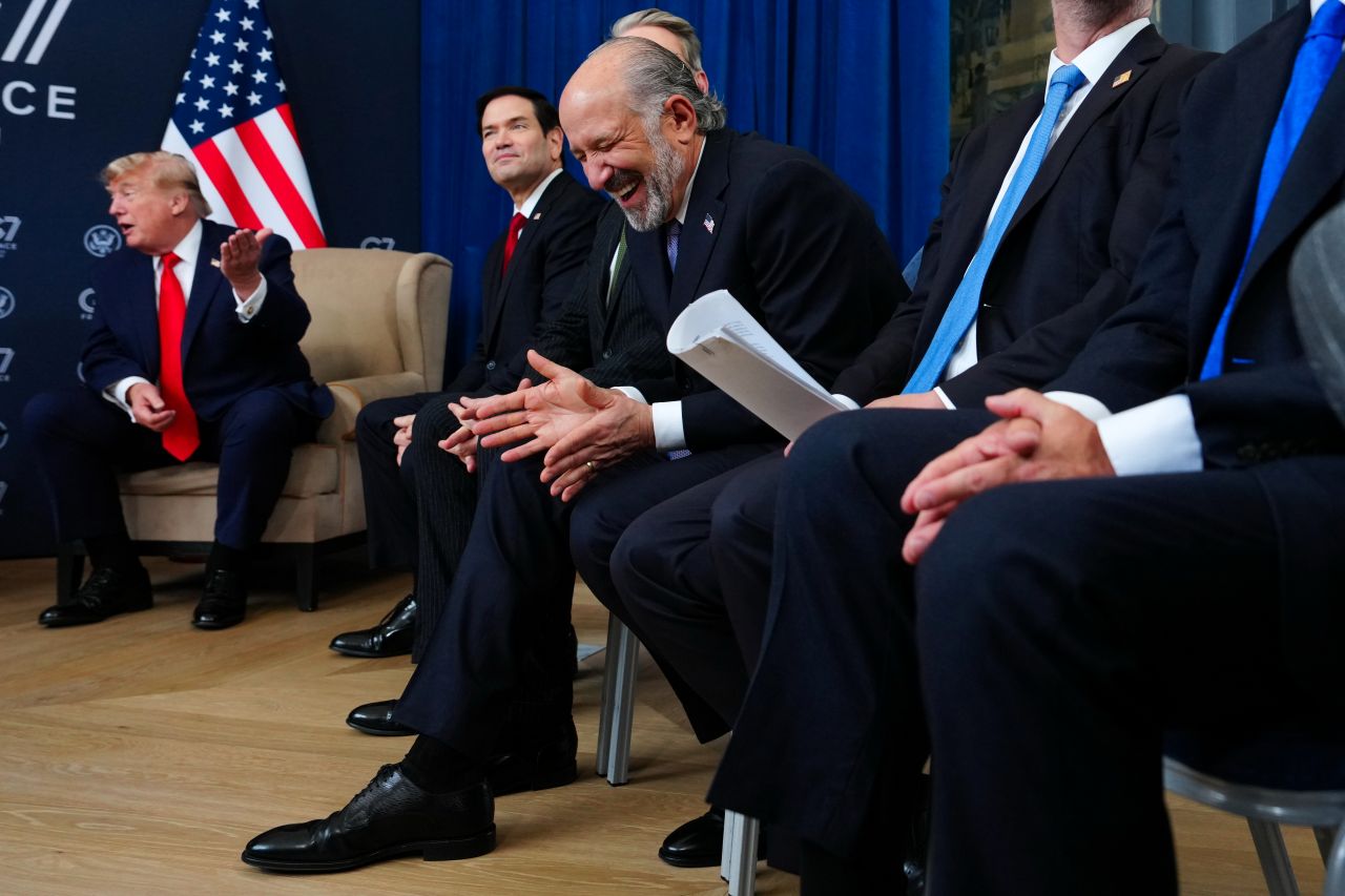 Minister obchodu Howard Lutnick sa smeje, keď sa prezident Donald Trump stretáva s korunným princom Abú Zabí šejkom Chálidom bin Mohamedom bin Zayedom al-Nahyanom na okraji summitu G7 v utorok 16. júna 2026 v Evian-les-Bains vo Francúzsku