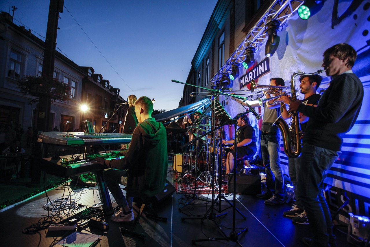 Street music night
