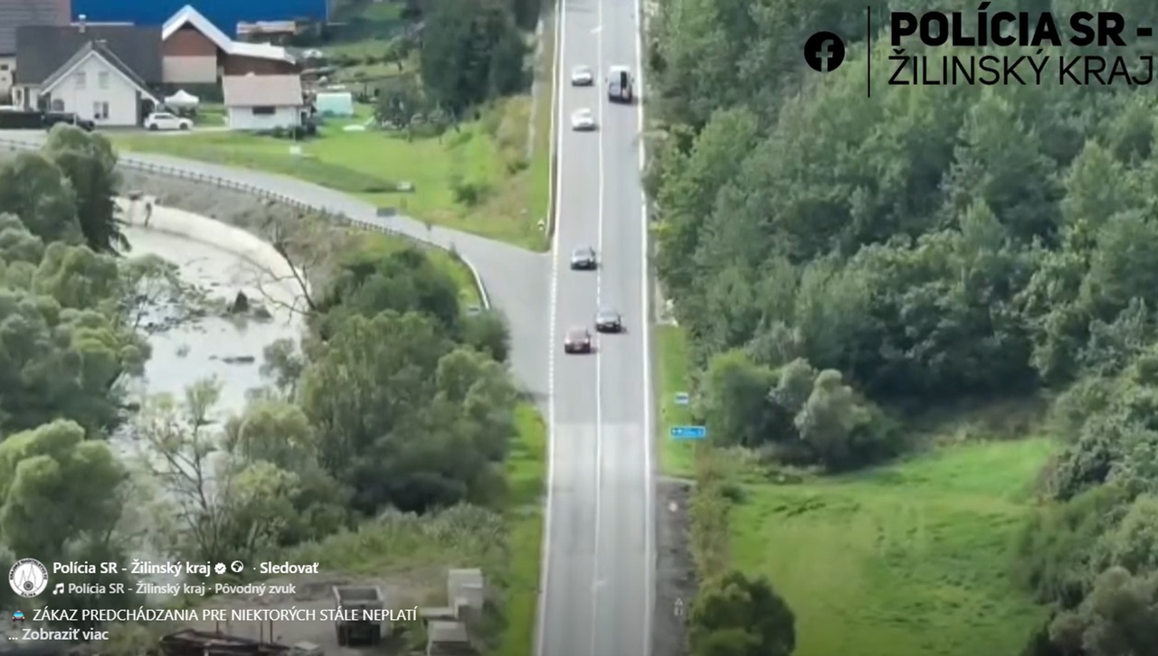 Záber z policajného dronu