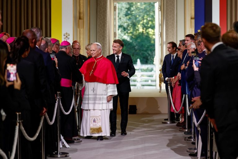 Emmanuel Macron pápež Lev XIV.