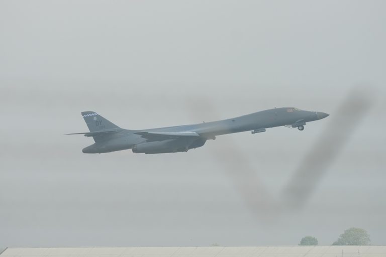 Bombardér B-1